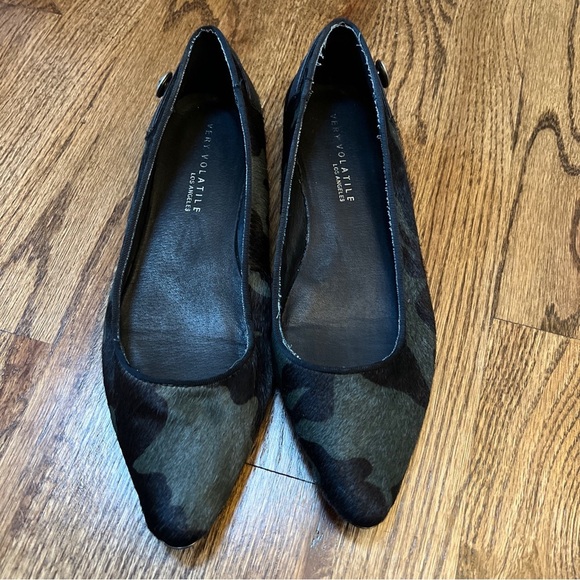 Very Volatile Shoes - VERY VOLATILE Los Angeles SKYE Camo Flats Shoes Leather Brushed Hair Womens 9